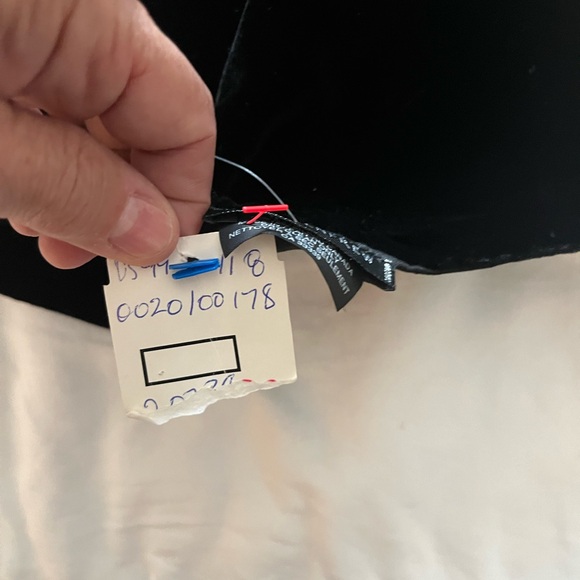 Ladies black Holt Renfrew scarf nwt - Picture 5 of 15